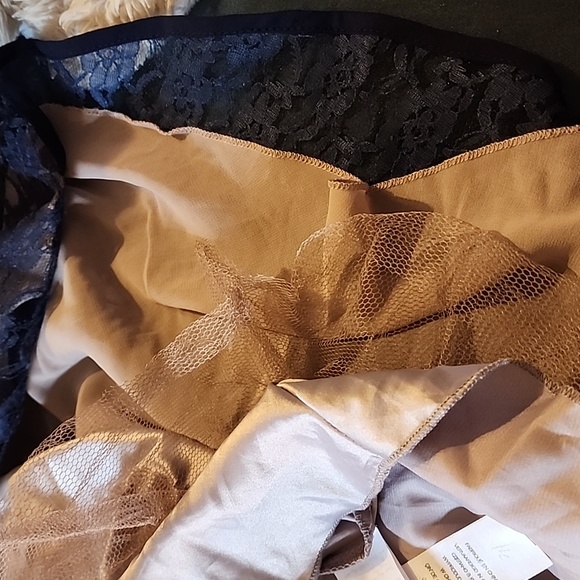 Fun vintage inspired lined lace dress.  Size 6. NEW. - Picture 5 of 7